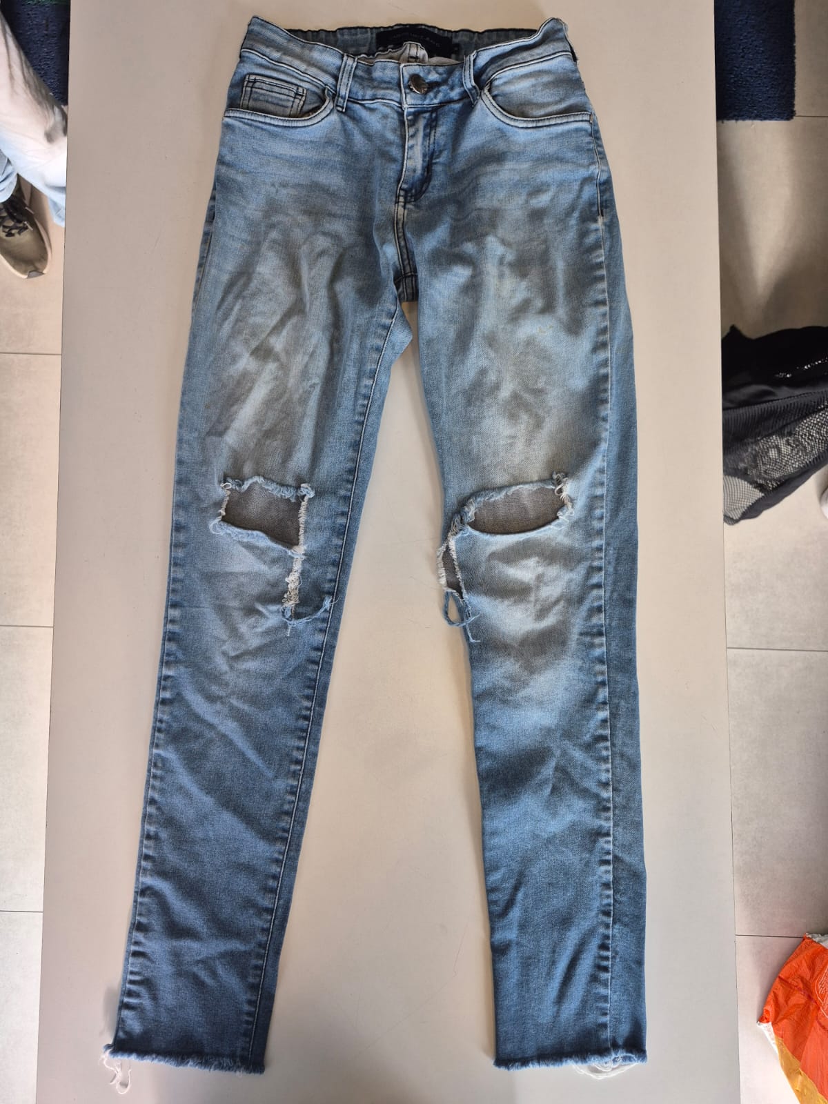Imagem do produto Calça Jeans Reta Com Rasgos